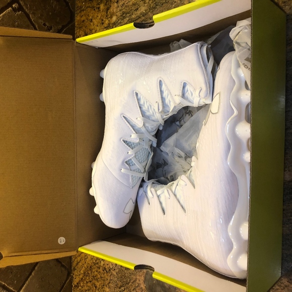 Under Armor Highlights Football cleats - Picture 1 of 6